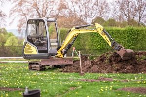Mini-graaf van Barenbrug bij gazonwerk in Eefde door Sunny Hoveniers, grond afgraven en drainage aanleggen voor nieuwe grassode.