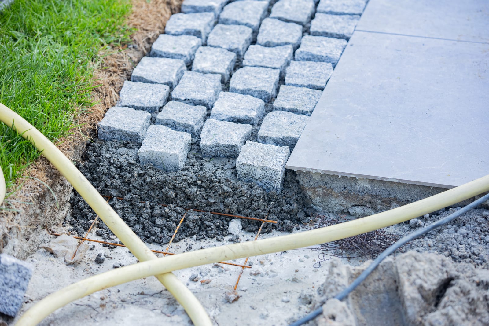 Terras in Lochem met Redsun keramische tegels aangelegd door Sunny Hoveniers, inclusief nieuwe beplanting langs de rand.