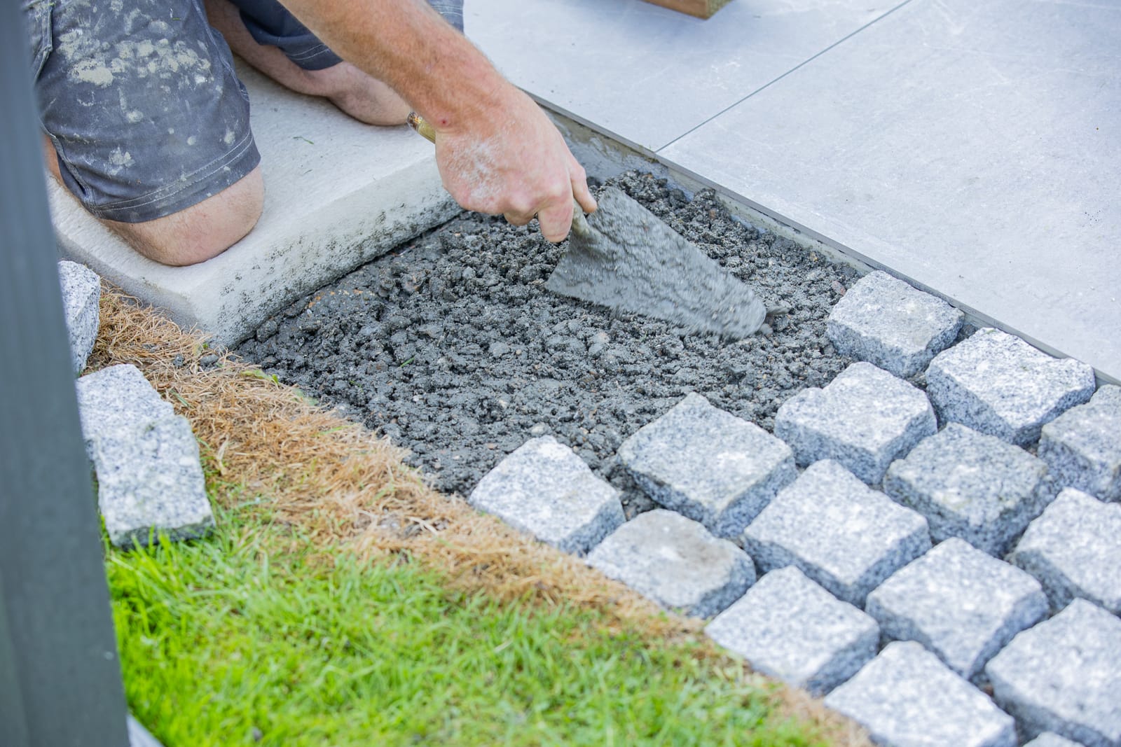 MBI klinkers worden aangelegd als nieuw looppad in Zutphen door Sunny Hoveniers, inclusief fundering voor stevigheid.