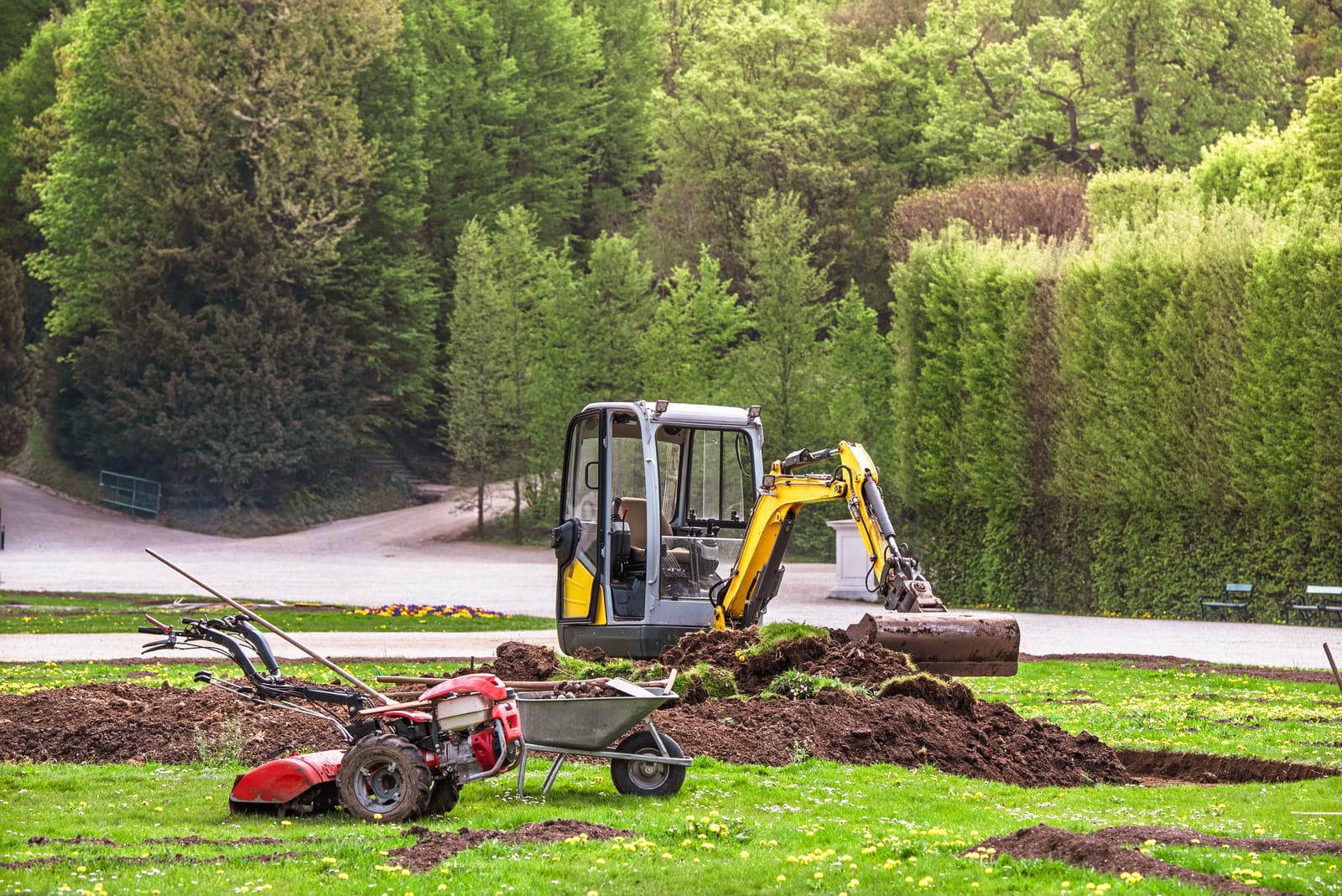 Gazonherstel Eefde met Barenbrug minigraaf en drainagezand, Sunny Hoveniers.