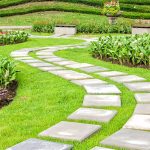 Bestrede tuinpad met MBI-keramische tegels in Brummen, aangelegd door Sunny Hoveniers met omringende border vol vaste planten en siergrassen.