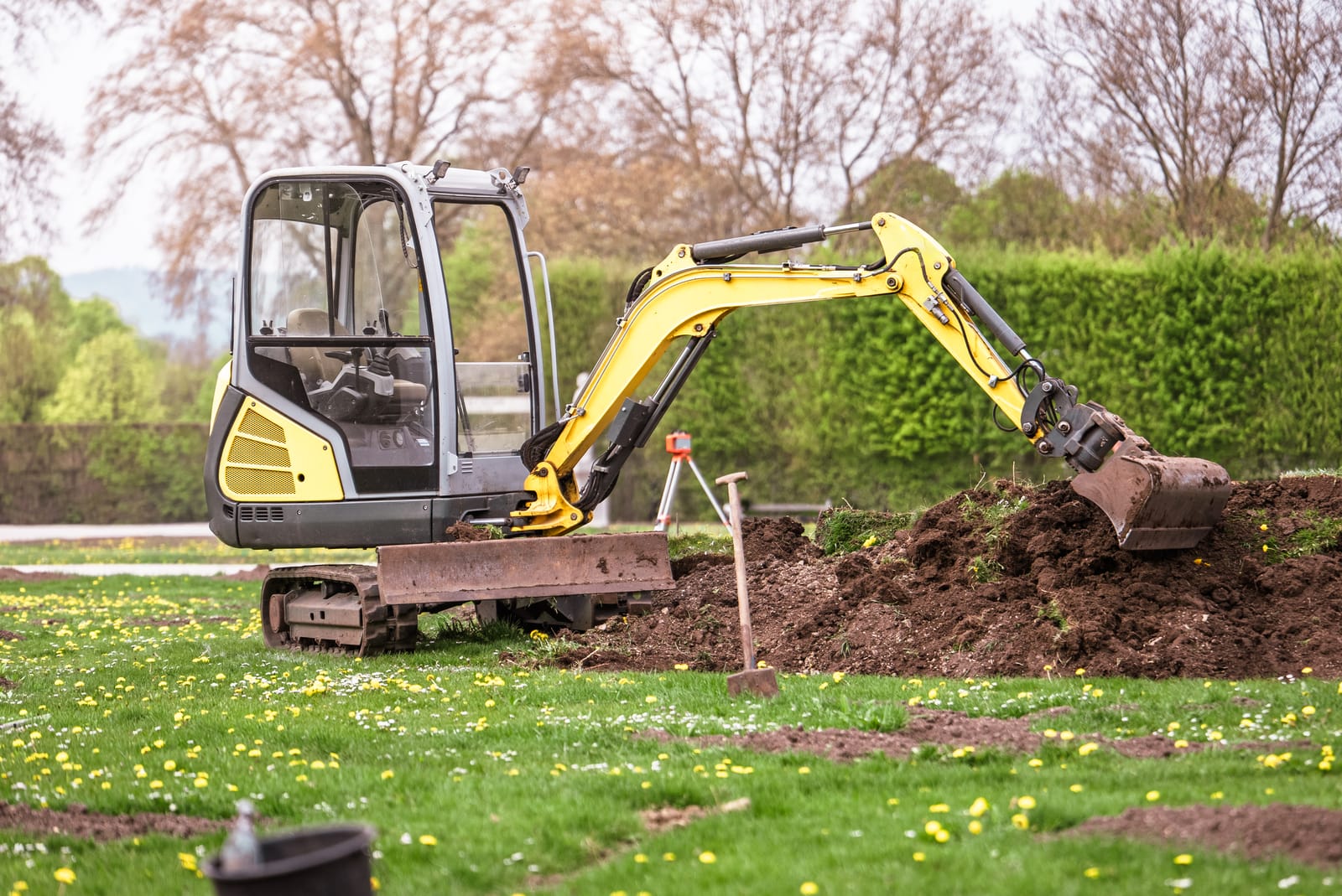 Mini graver van Sunny Hoveniers bij grondwerk in tuinaanleg Warnsveld, achtertuin jaren 30-woning.